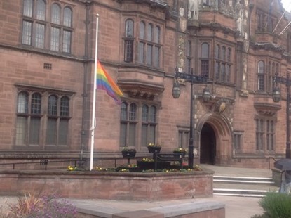 Coventry flaggar med regnbågsflaggan på halv stång.